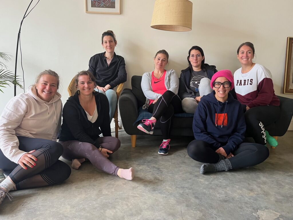 Jeunes femmes veuves lors du week-end douceur de Novembre 2024, en attendant la séance de Yoga