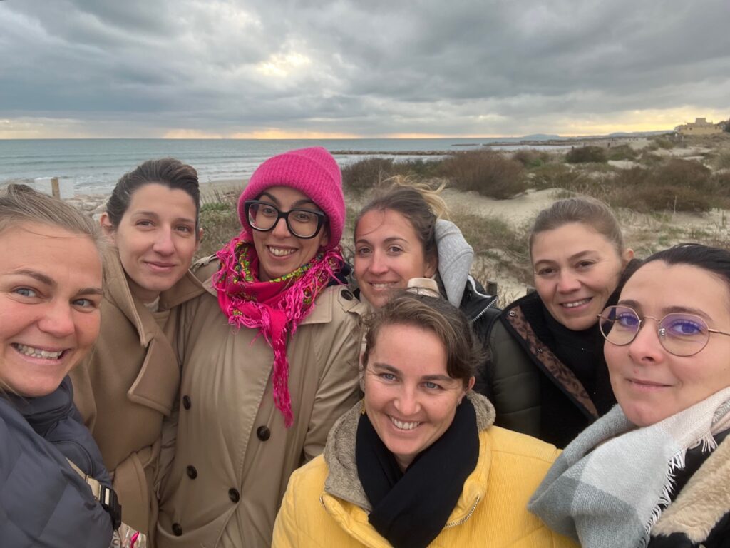 Week-end douceur de jeunes femmes veuves. Balade en bord de mer