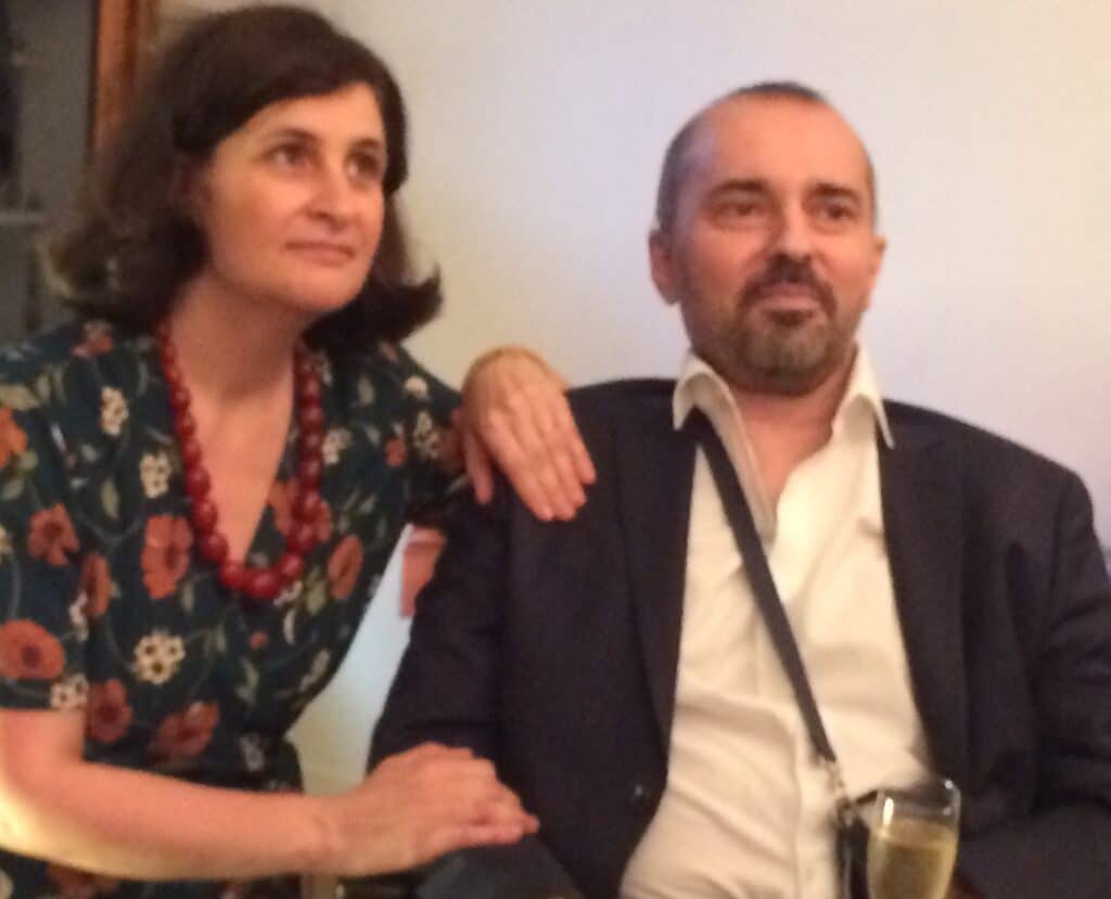 Nous vivions ensemble depuis dix ans et nous sommes mariés à  la maison (nous avons eu une dérogation car Olivier ne pouvait plus  se déplacer) trois semaines avant sa mort.
On ne le voit pas sur les photos mais il est en fauteuil roulant et il porte sa pompe à morphine en bandoulière. Nos amis et notre famille étaient à nos côtés, c'était une fête d'adieux autant qu'un mariage mais c'était une belle fête... mariage de Marianne et Olivier