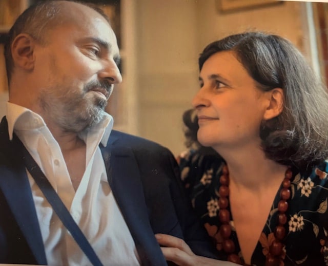 Nous vivions ensemble depuis dix ans et nous sommes mariés à la maison (nous avons eu une dérogation car Olivier ne pouvait plus se déplacer) trois semaines avant sa mort. On ne le voit pas sur les photos mais il est en fauteuil roulant et il porte sa pompe à morphine en bandoulière. Nos amis et notre famille étaient à nos côtés, c'était une fête d'adieux autant qu'un mariage mais c'était une belle fête...